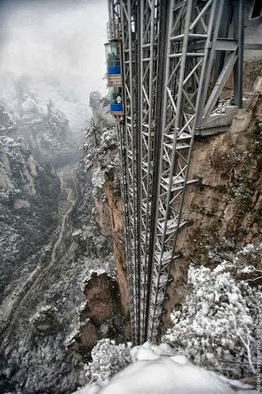 Ο τρόμος του υψοφοβικού- Αυτό είναι το μεγαλύτερο υπαίθριο ασανσέρ στον κόσμο με θέα που κόβει την ανάσα [εικόνες&βίντεο]  | iefimerida.gr 1