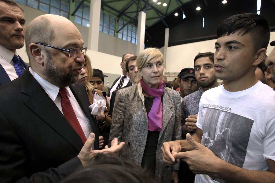 Ο Σουλτς στους πρόσφυγες στο Γαλάτσι: Η ηλικιωμένη που έκλαιγε και οι selfies με τα παιδιά των μεταναστών [εικόνες]  | iefimerida.gr 6