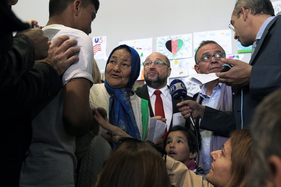 Ο Σουλτς στους πρόσφυγες στο Γαλάτσι: Η ηλικιωμένη που έκλαιγε και οι selfies με τα παιδιά των μεταναστών [εικόνες]  | iefimerida.gr 3