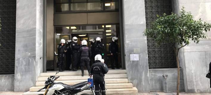 Απέκλεισαν τους διαδηλωτές κατά των πλειστηριασμών μέσα στην ΤτΕ- Παρέμβαση της αστυνομίας [εικόνες] | iefimerida.gr 1