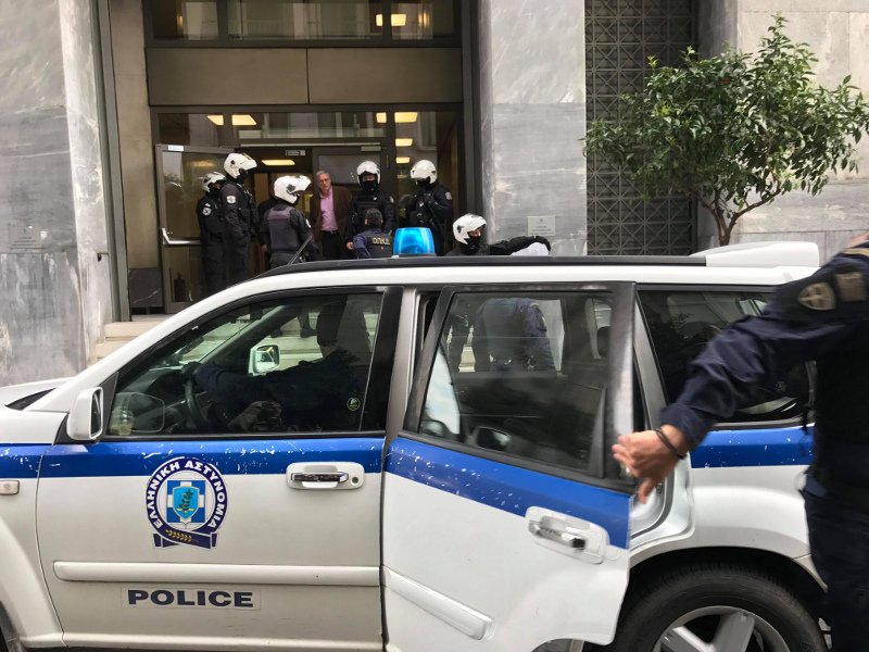 Απέκλεισαν τους διαδηλωτές κατά των πλειστηριασμών μέσα στην ΤτΕ- Παρέμβαση της αστυνομίας [εικόνες] | iefimerida.gr 0