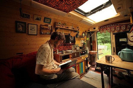 Απίστευτα σπίτια χτισμένα μέσα σε... οχήματα! [εικόνες] | iefimerida.gr 2