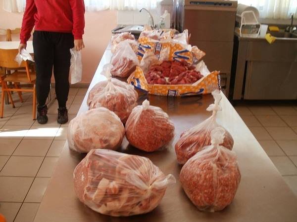 Αντί για μπομπονιέρες ζευγάρι μοίρασε ... κρέας -Eνας ασυνήθιστος γάμος [εικόνα] | iefimerida.gr 0