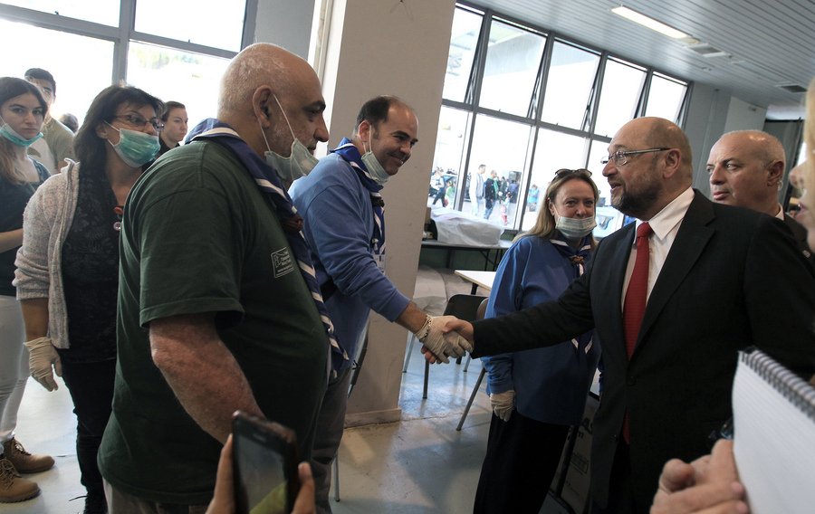 Ο Σουλτς στους πρόσφυγες στο Γαλάτσι: Η ηλικιωμένη που έκλαιγε και οι selfies με τα παιδιά των μεταναστών [εικόνες]  | iefimerida.gr 5