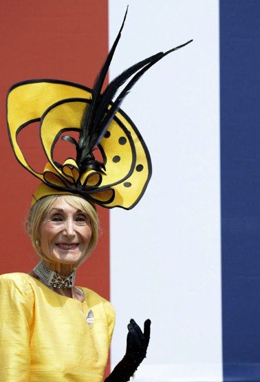 Φτερά, λουλούδια και ακατανόητες κατασκευές - Τα καπέλα που έβγαλαν... μάτια στο Ασκοτ [εικόνες] | iefimerida.gr 5