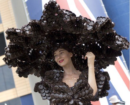 Φτερά, λουλούδια και ακατανόητες κατασκευές - Τα καπέλα που έβγαλαν... μάτια στο Ασκοτ [εικόνες] | iefimerida.gr 7