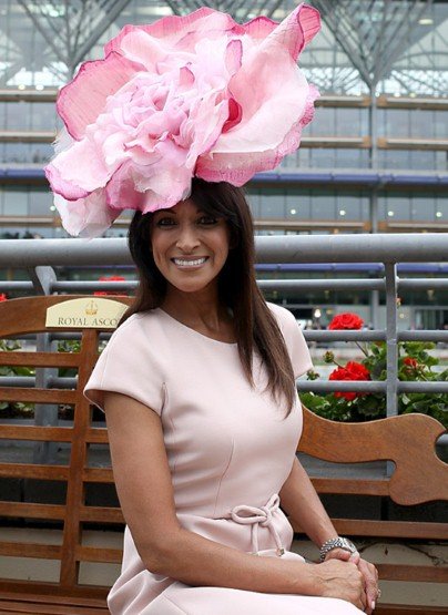 Φτερά, λουλούδια και ακατανόητες κατασκευές - Τα καπέλα που έβγαλαν... μάτια στο Ασκοτ [εικόνες] | iefimerida.gr 2