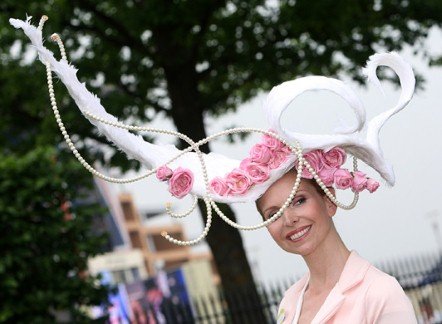 Φτερά, λουλούδια και ακατανόητες κατασκευές - Τα καπέλα που έβγαλαν... μάτια στο Ασκοτ [εικόνες] | iefimerida.gr 3