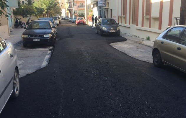 «Ελληνάρες»: Ασφαλτόστρωσαν δρόμο χωρίς να μετακινήσουν ΙΧ και κάδους [εικόνες[ | iefimerida.gr 1