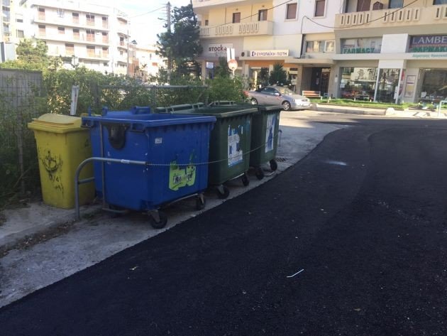 «Ελληνάρες»: Ασφαλτόστρωσαν δρόμο χωρίς να μετακινήσουν ΙΧ και κάδους [εικόνες[ | iefimerida.gr 0