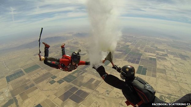 Το μετά θάνατον ταξίδι ενός 20χρονου -Η τέφρα του έχει σκορπιστεί σε 100 χώρες [εικόνες] | iefimerida.gr 2
