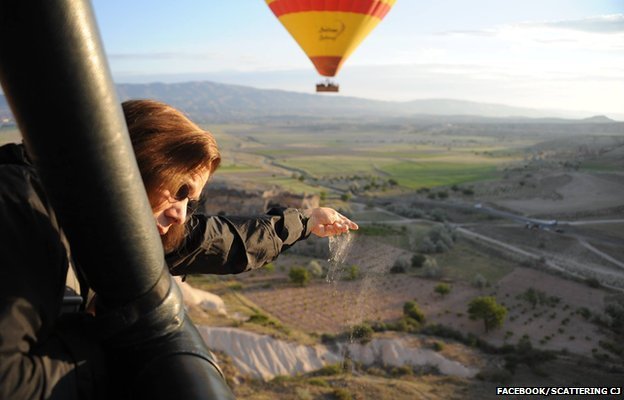 Το μετά θάνατον ταξίδι ενός 20χρονου -Η τέφρα του έχει σκορπιστεί σε 100 χώρες [εικόνες] | iefimerida.gr 4