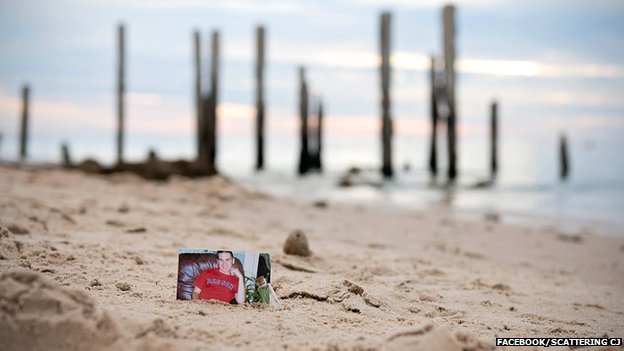 Το μετά θάνατον ταξίδι ενός 20χρονου -Η τέφρα του έχει σκορπιστεί σε 100 χώρες [εικόνες] | iefimerida.gr 7