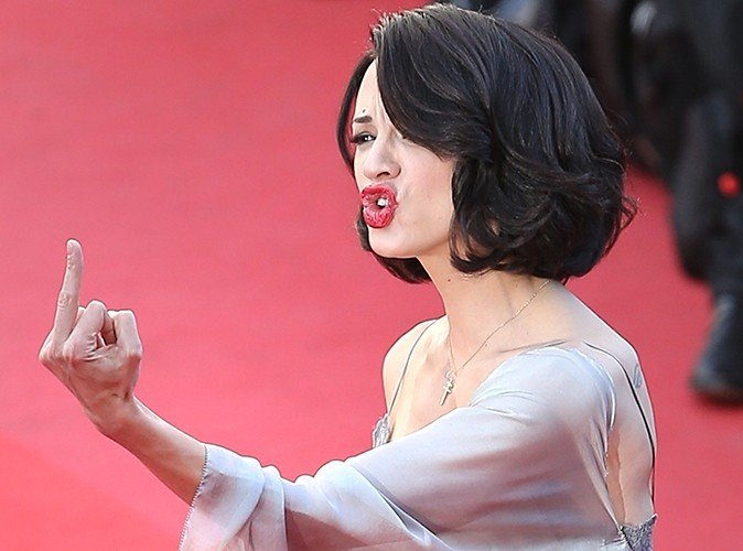 Το μεσαίο της δάχτυλο ύψωσε 37χρονη σταρ - «Βεβήλωσε» το κόκκινο χαλί των Καννών [εικόνες]  | iefimerida.gr 0