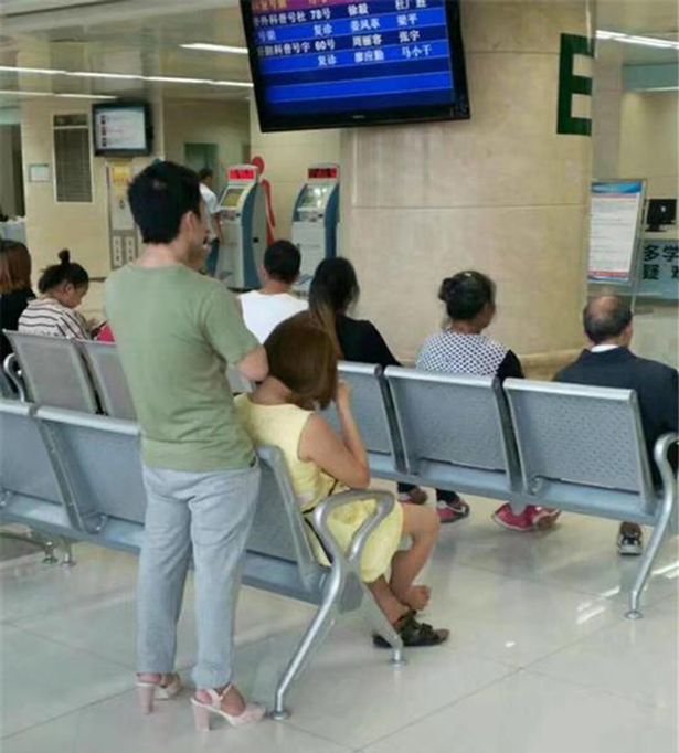 Επικό: Φόρεσε τα τακούνια της κοπέλας του γιατί πόνεσαν τα πόδια της [εικόνες] | iefimerida.gr 0