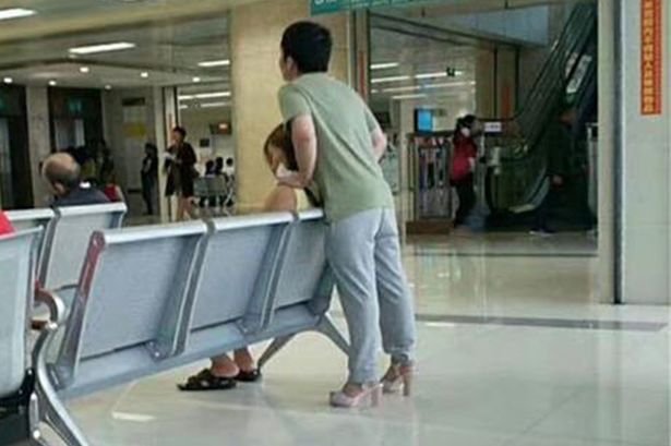 Επικό: Φόρεσε τα τακούνια της κοπέλας του γιατί πόνεσαν τα πόδια της [εικόνες] | iefimerida.gr 1