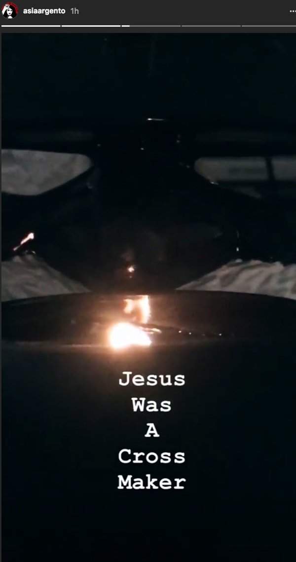 Η αινιγματική ανάρτηση της Αζια Αρτζέντο – Το τραγούδι για την αποτυχημένη σχέση της Τζούντι Σιλ [εικόνες]  | iefimerida.gr 1