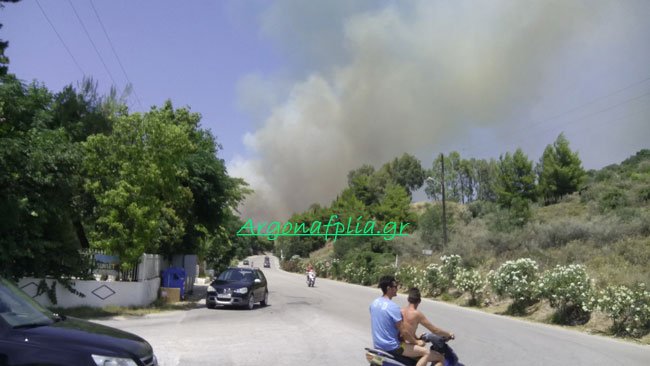 Δύο πυρκαγιές στο Ναύπλιο – Απειλούνται και κατοικίες [εικόνες] | iefimerida.gr 0