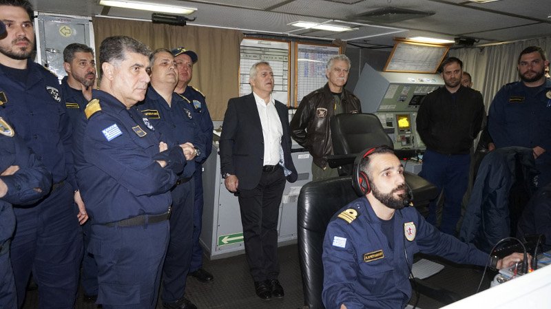 Ο υπουργός Αμυνας παρακολουθεί την άσκηση μαζί με τον αρχηγό ΓΕΕΘΑ και τον αρχηγό ΓΕΝ- φωτογραφία intimenews
