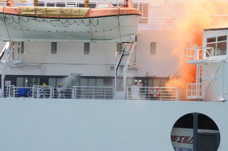 Καρέ-καρέ η άσκηση ετοιμότητας για την αντιμετώπιση πυρκαγιάς σε επιβατηγό πλοίο στον Πειραιά [εικόνες] | iefimerida.gr 2