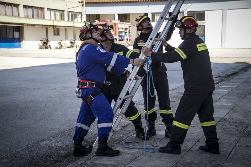 Σε πλήρη ετοιμότητα η Πυροσβεστική -Ασκηση πυρόσβεσης και διάσωσης μετά από σεισμό [εικόνες] | iefimerida.gr 3