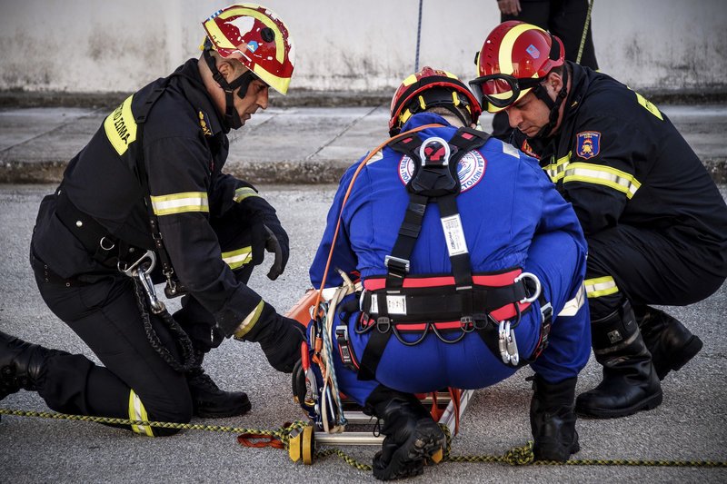 Σε πλήρη ετοιμότητα η Πυροσβεστική -Ασκηση πυρόσβεσης και διάσωσης μετά από σεισμό [εικόνες] | iefimerida.gr 8