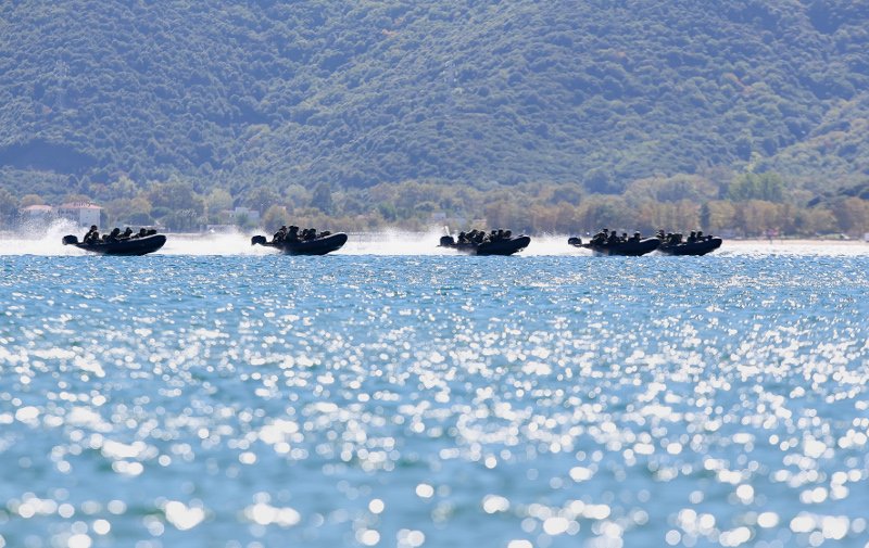 Απόβαση κομάντο σε ελληνική παραλία με πολεμικά ελικόπτερα και βάρκες -Εντυπωσιακά καρέ από την άσκηση «Σάρισα» [εικόνες] | iefimerida.gr 0
