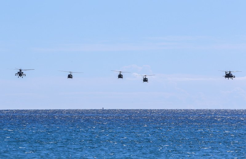 Απόβαση κομάντο σε ελληνική παραλία με πολεμικά ελικόπτερα και βάρκες -Εντυπωσιακά καρέ από την άσκηση «Σάρισα» [εικόνες] | iefimerida.gr 9