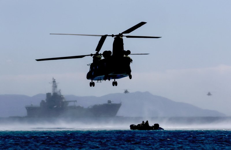 Απόβαση κομάντο σε ελληνική παραλία με πολεμικά ελικόπτερα και βάρκες -Εντυπωσιακά καρέ από την άσκηση «Σάρισα» [εικόνες] | iefimerida.gr 12