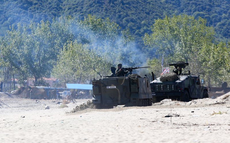 Απόβαση κομάντο σε ελληνική παραλία με πολεμικά ελικόπτερα και βάρκες -Εντυπωσιακά καρέ από την άσκηση «Σάρισα» [εικόνες] | iefimerida.gr 13