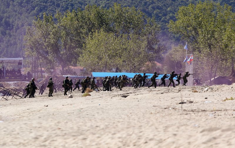Απόβαση κομάντο σε ελληνική παραλία με πολεμικά ελικόπτερα και βάρκες -Εντυπωσιακά καρέ από την άσκηση «Σάρισα» [εικόνες] | iefimerida.gr 15
