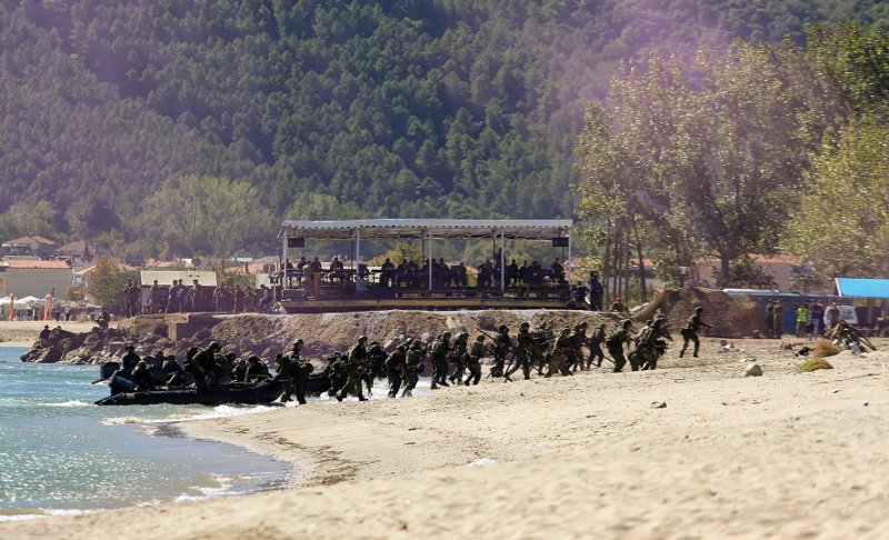 Απόβαση κομάντο σε ελληνική παραλία με πολεμικά ελικόπτερα και βάρκες -Εντυπωσιακά καρέ από την άσκηση «Σάρισα» [εικόνες] | iefimerida.gr 16