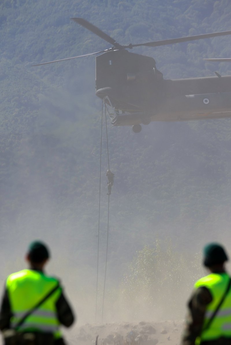 Απόβαση κομάντο σε ελληνική παραλία με πολεμικά ελικόπτερα και βάρκες -Εντυπωσιακά καρέ από την άσκηση «Σάρισα» [εικόνες] | iefimerida.gr 17