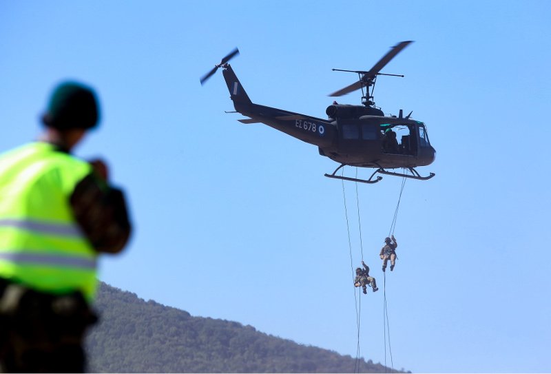 Απόβαση κομάντο σε ελληνική παραλία με πολεμικά ελικόπτερα και βάρκες -Εντυπωσιακά καρέ από την άσκηση «Σάρισα» [εικόνες] | iefimerida.gr 1