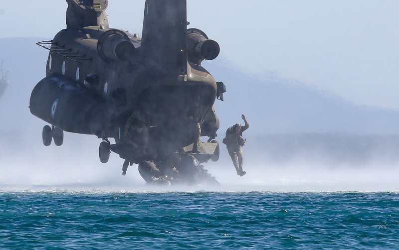 Απόβαση κομάντο σε ελληνική παραλία με πολεμικά ελικόπτερα και βάρκες -Εντυπωσιακά καρέ από την άσκηση «Σάρισα» [εικόνες] | iefimerida.gr 3
