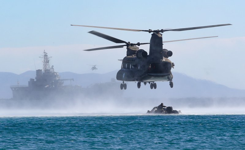 Απόβαση κομάντο σε ελληνική παραλία με πολεμικά ελικόπτερα και βάρκες -Εντυπωσιακά καρέ από την άσκηση «Σάρισα» [εικόνες] | iefimerida.gr 4