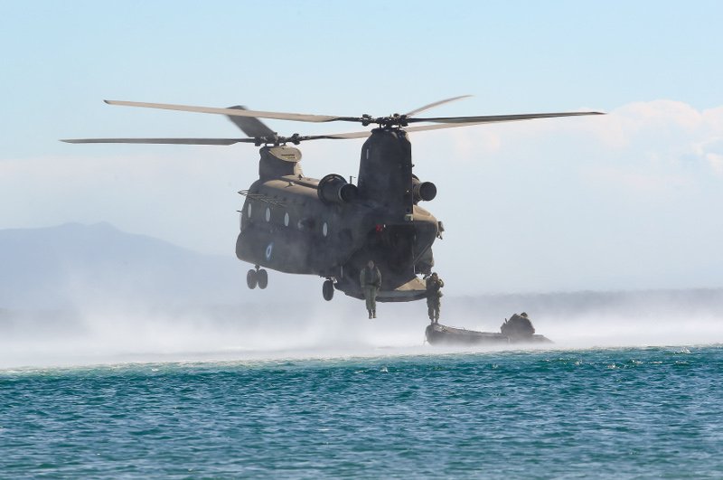Απόβαση κομάντο σε ελληνική παραλία με πολεμικά ελικόπτερα και βάρκες -Εντυπωσιακά καρέ από την άσκηση «Σάρισα» [εικόνες] | iefimerida.gr 5