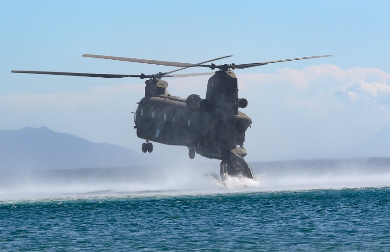 Απόβαση κομάντο σε ελληνική παραλία με πολεμικά ελικόπτερα και βάρκες -Εντυπωσιακά καρέ από την άσκηση «Σάρισα» [εικόνες] | iefimerida.gr 6