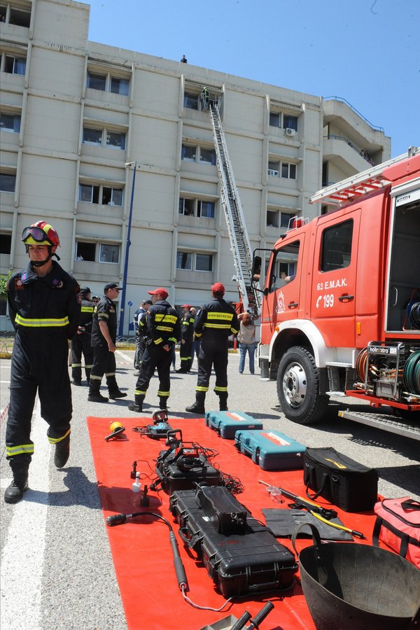 Ασκηση για σεισμό στο πανεπιστημιακό νοσοκομείο Πάτρας -«Απεγκλωβισμοί» και εκκένωση [εικόνες] | iefimerida.gr 0