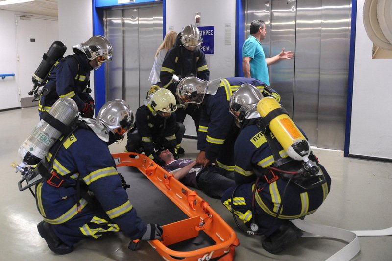 Ασκηση για σεισμό στο πανεπιστημιακό νοσοκομείο Πάτρας -«Απεγκλωβισμοί» και εκκένωση [εικόνες] | iefimerida.gr 2