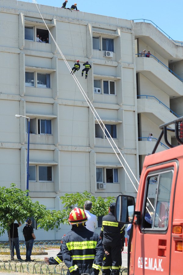Ασκηση για σεισμό στο πανεπιστημιακό νοσοκομείο Πάτρας -«Απεγκλωβισμοί» και εκκένωση [εικόνες] | iefimerida.gr 3