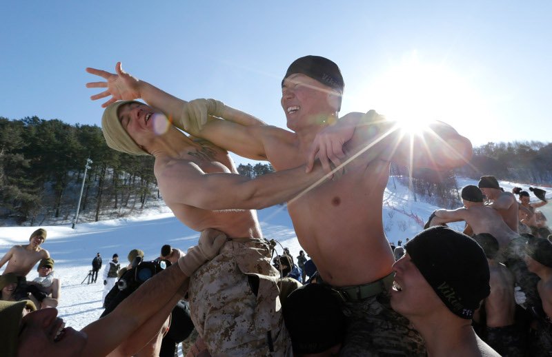 Γυμνοί στα χιόνια: Αμερικανοί και Νοτιοκορεάτες πεζοναύτες κάνουν ασκήσεις σε πολικές θερμοκρασίες [εικόνες] | iefimerida.gr 4