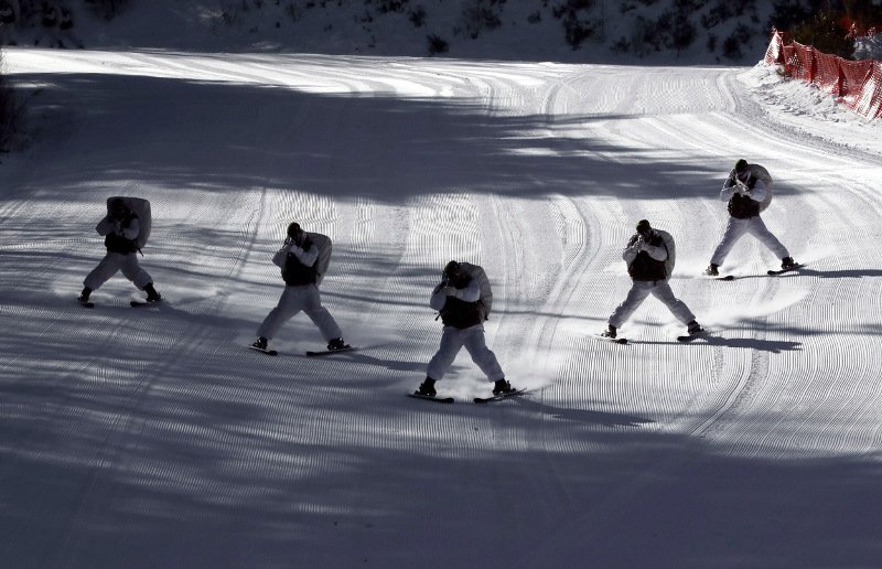 Γυμνοί στα χιόνια: Αμερικανοί και Νοτιοκορεάτες πεζοναύτες κάνουν ασκήσεις σε πολικές θερμοκρασίες [εικόνες] | iefimerida.gr 0