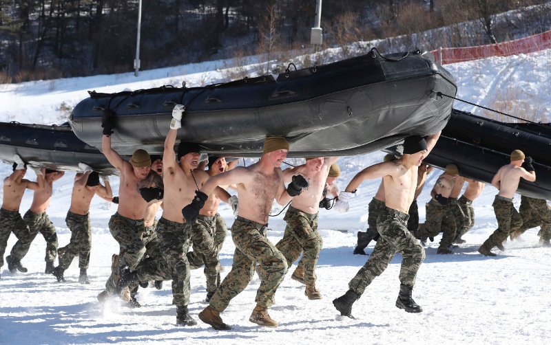 Γυμνοί στα χιόνια: Αμερικανοί και Νοτιοκορεάτες πεζοναύτες κάνουν ασκήσεις σε πολικές θερμοκρασίες [εικόνες] | iefimerida.gr 2