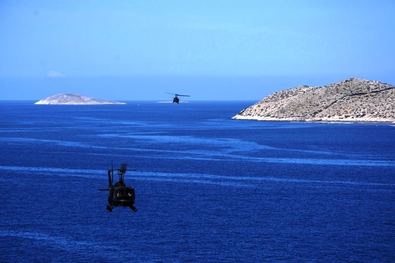 Eντυπωσιακές εικόνες: Καρέ καρέ η άσκηση ανακατάληψης βραχονησίδας του στρατού [εικόνες] | iefimerida.gr 4