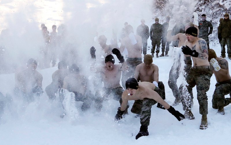 Γυμνοί στα χιόνια: Αμερικανοί και Νοτιοκορεάτες πεζοναύτες κάνουν ασκήσεις σε πολικές θερμοκρασίες [εικόνες] | iefimerida.gr 3