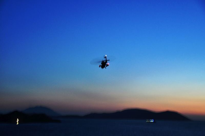 Eντυπωσιακές εικόνες: Καρέ καρέ η άσκηση ανακατάληψης βραχονησίδας του στρατού [εικόνες] | iefimerida.gr 2