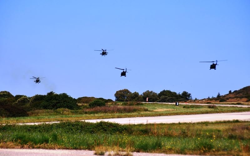 Eντυπωσιακές εικόνες: Καρέ καρέ η άσκηση ανακατάληψης βραχονησίδας του στρατού [εικόνες] | iefimerida.gr 1