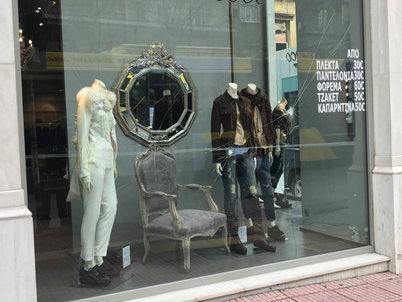 Νέα καταδρομική επίθεση κουκουλοφόρων -Εσπασαν τα ΕΛΤΑ και καταστήματα στην Πατησίων [εικόνες & βίντεο] | iefimerida.gr 0