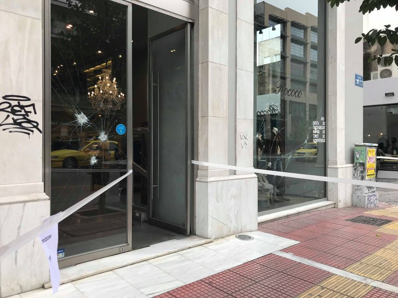 Νέα καταδρομική επίθεση κουκουλοφόρων -Εσπασαν τα ΕΛΤΑ και καταστήματα στην Πατησίων [εικόνες & βίντεο] | iefimerida.gr 1